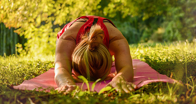 Ragazza Fa Yoga Nel Verde Ragazza Fa Yoga Nel Verde