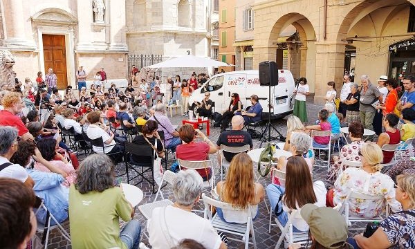 Pubblico In Piazza