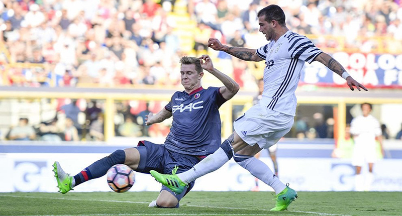 Azione Di Gioco Tra Bologna E Juventus