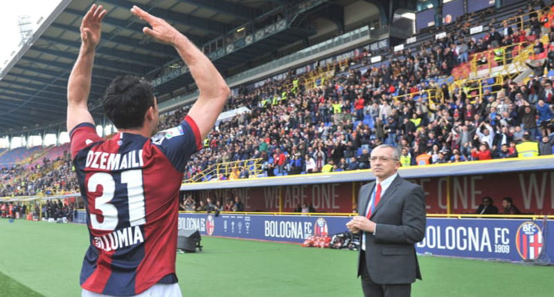 Foto Di Dzemaili Che Saluta I Tifosi Rossoblu