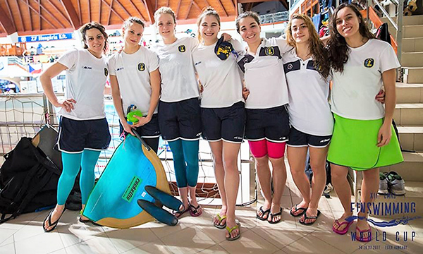 Foto Di Gruppo Con Le Atlete Del Nuoto Pinnato