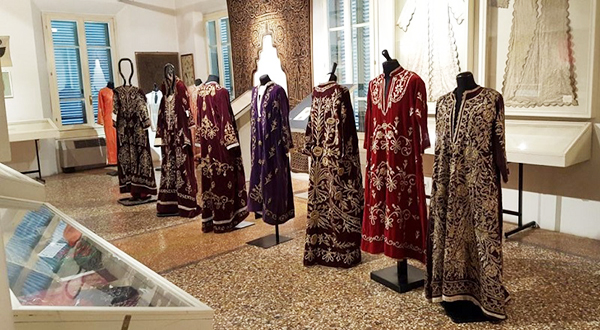 Alcuni Abiti In Broccato In Mostra Al Museo
