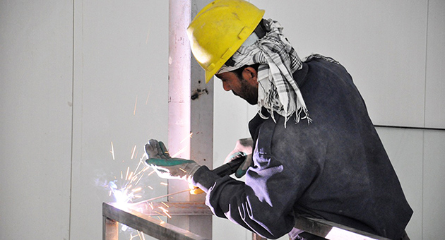 Lavoratore Straniero Che Fa Il Saldatore