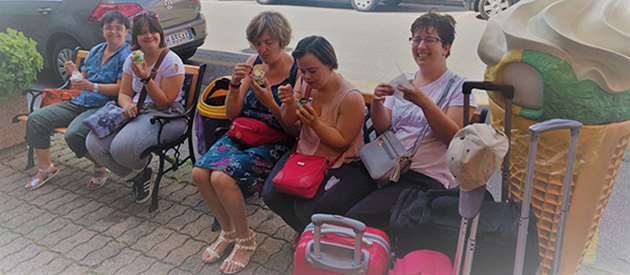 Persone Disabili E Non Che Mangiano Un Gelato