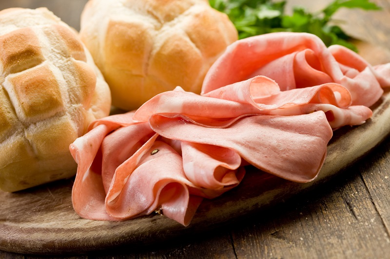 Un Gustoso Panino Con La Mortadella