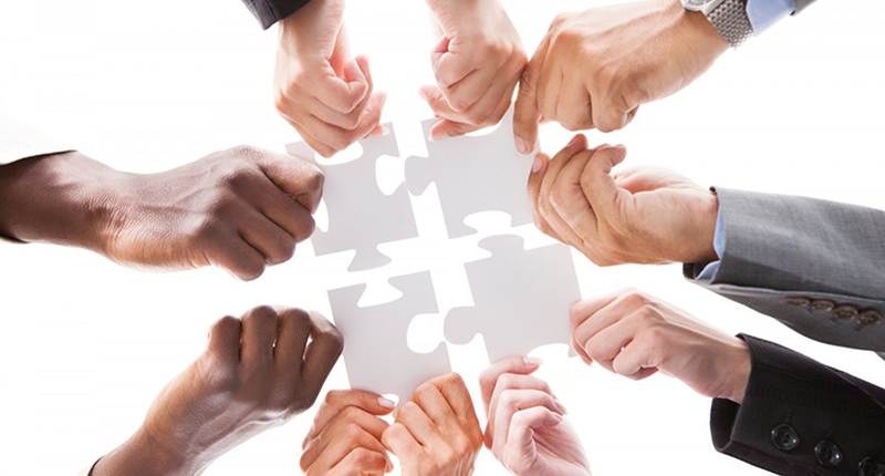 Uomini e donne che collaborano