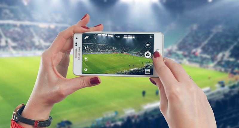 Donna fa foto allo stadio