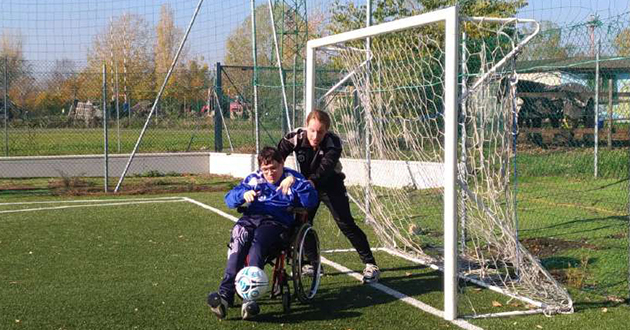Ragazzo In Carrozzina Para Il Pallone