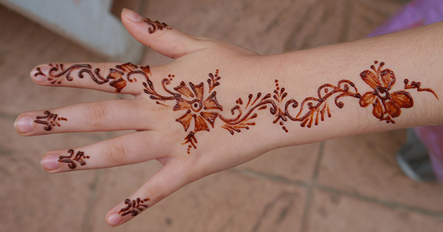 Mano Di Donna Con Tatuaggio Henn