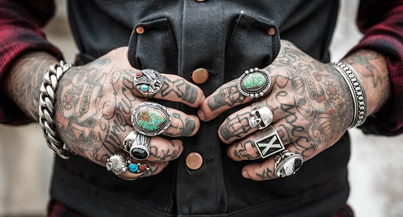 Ragazzo con le mani tatuate