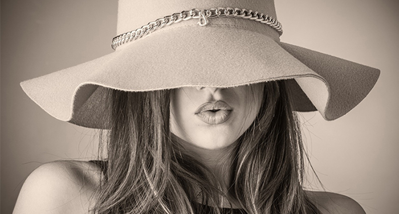 Ragazza con cappello alla moda