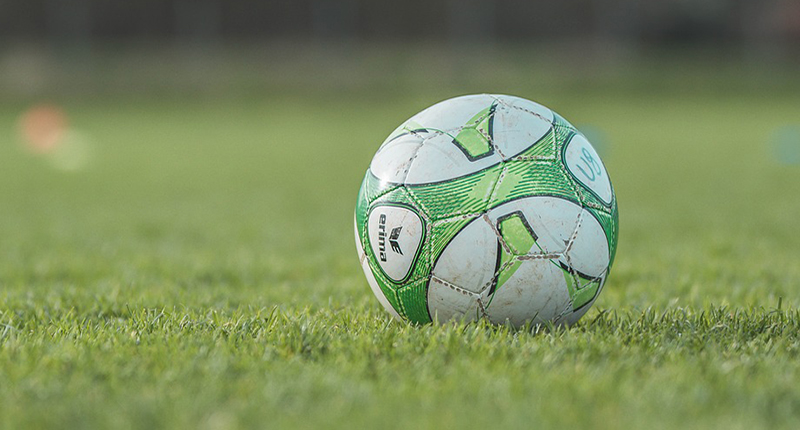 Pallone sul campo di calcio