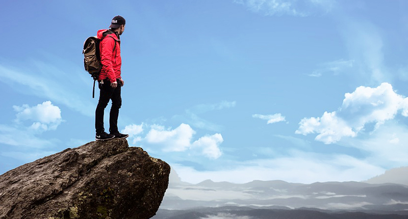 Ragazzo in cima alla montagna