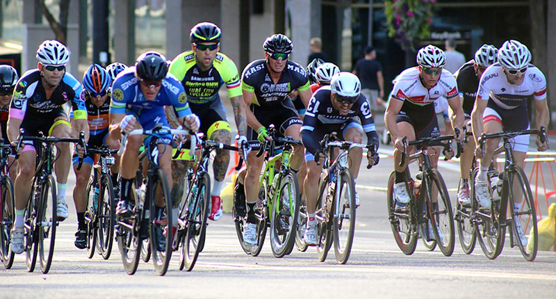 Ciclisti in gruppo