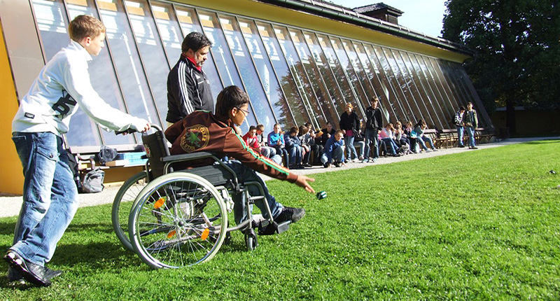 Studente in carrozzina