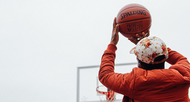 Ragazzo gioca a basket