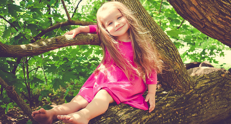 Bambina su albero