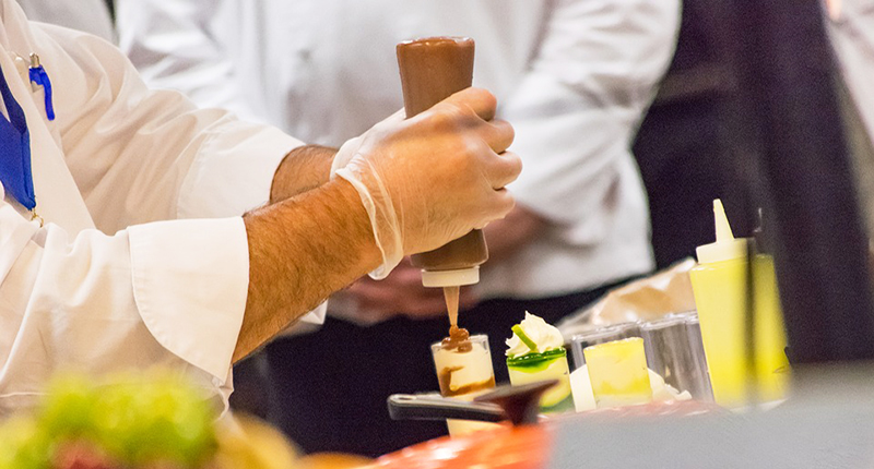 Chef prepara dolce