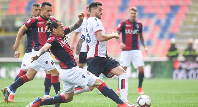 Azione Di Gioco Tra Bologna E Cagliari