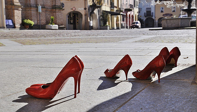 Scarpe Rosse Simbolo Dei Femminicidi