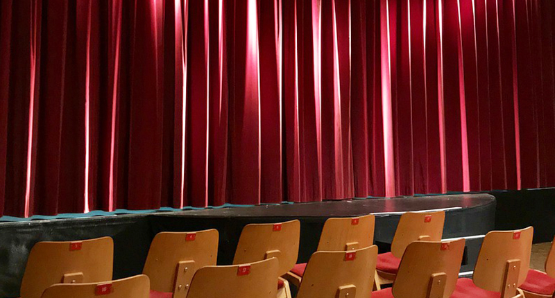 Teatro con sipario rosso