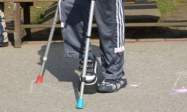 Disabile Con Stampelle