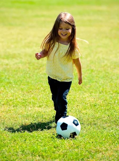 Bimba Gioca A Pallone