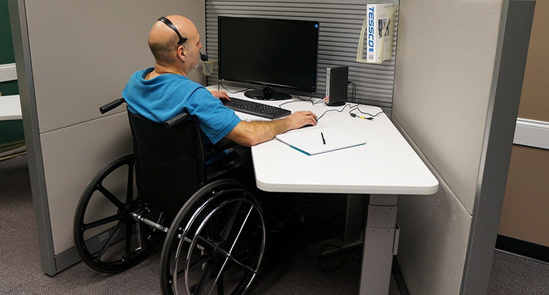 Disabile in postazione pc