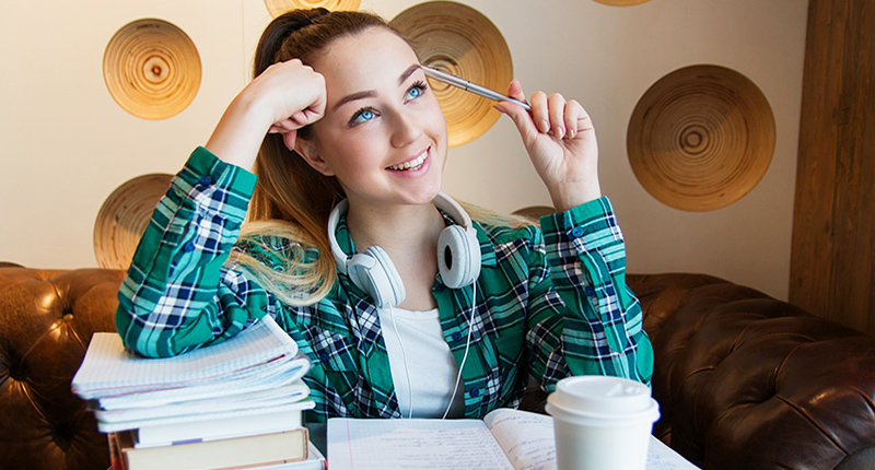 Studentessa con i libri
