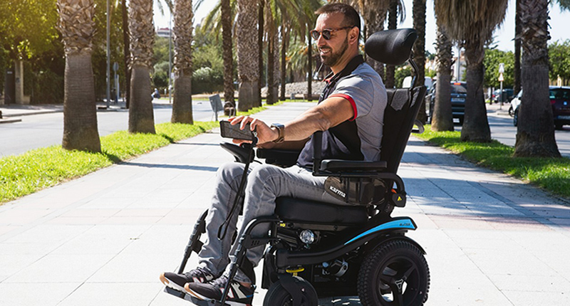 Disabile in carrozzina elettrica
