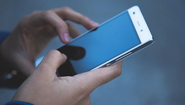 Mani Sul Cellulare