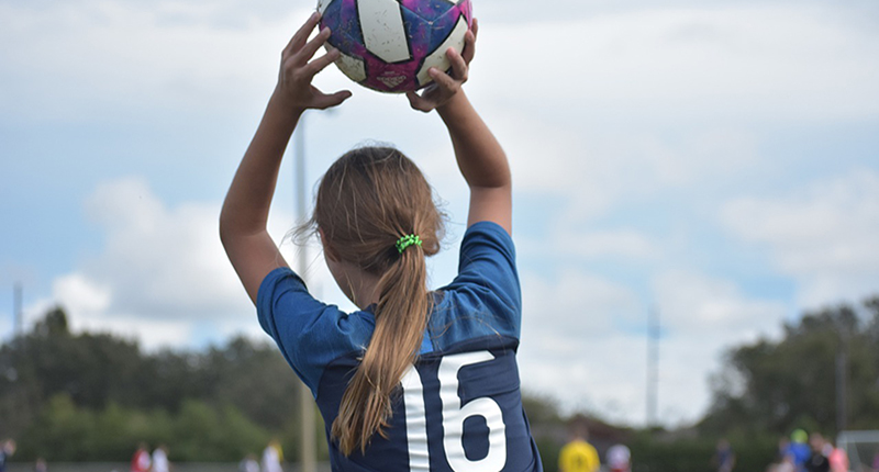 Ragazza gioca a calcio