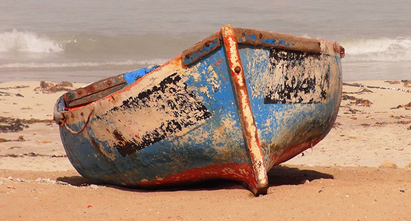 Barca_abbandonata_sulla_spiaggia