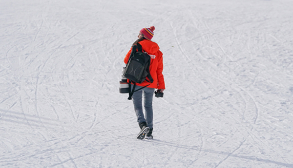 Reporter Cammina Sulla Neve