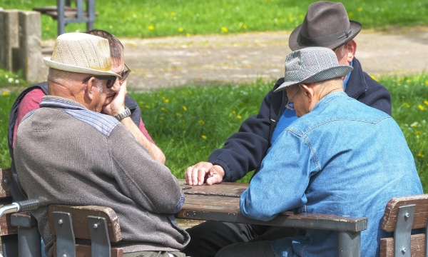 Gruppo Di Anziani Che Giocano