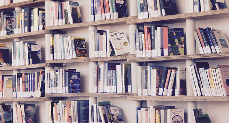 Scaffale di libri