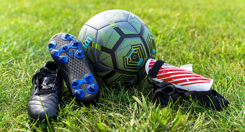 Scarpini e pallone da calcio Scarpini e pallone da calcio