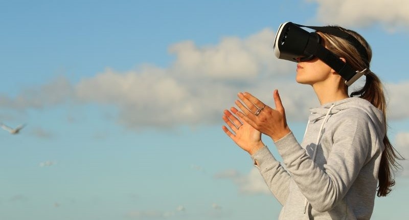 Donna con occhiali per realtà virtuale