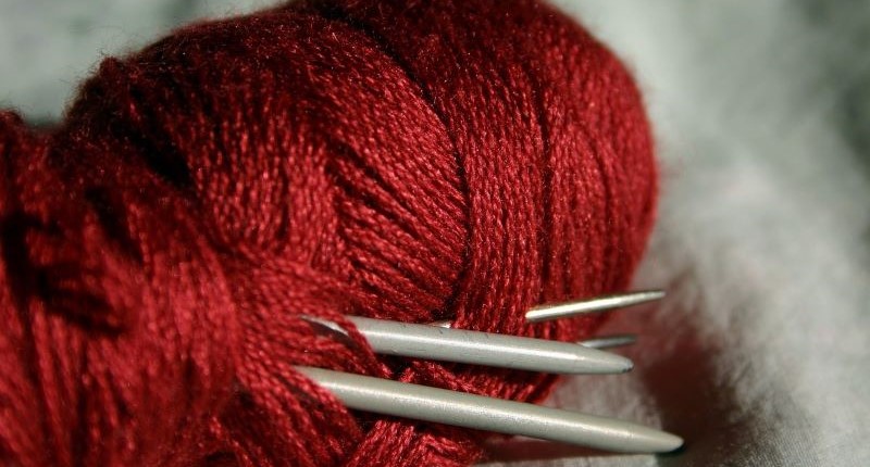 Gomitolo di lana rosso e ferri