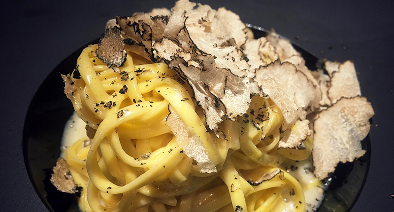 Piatto di tagliatelle al tartufo