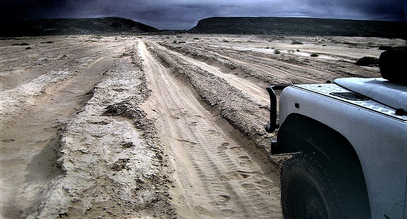 Giuseppe Rivalta nel Sahara verso un passo montuoso