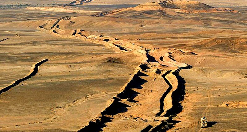 Muraglia Eretta Dal Marocco Nel Sahara Occidentale